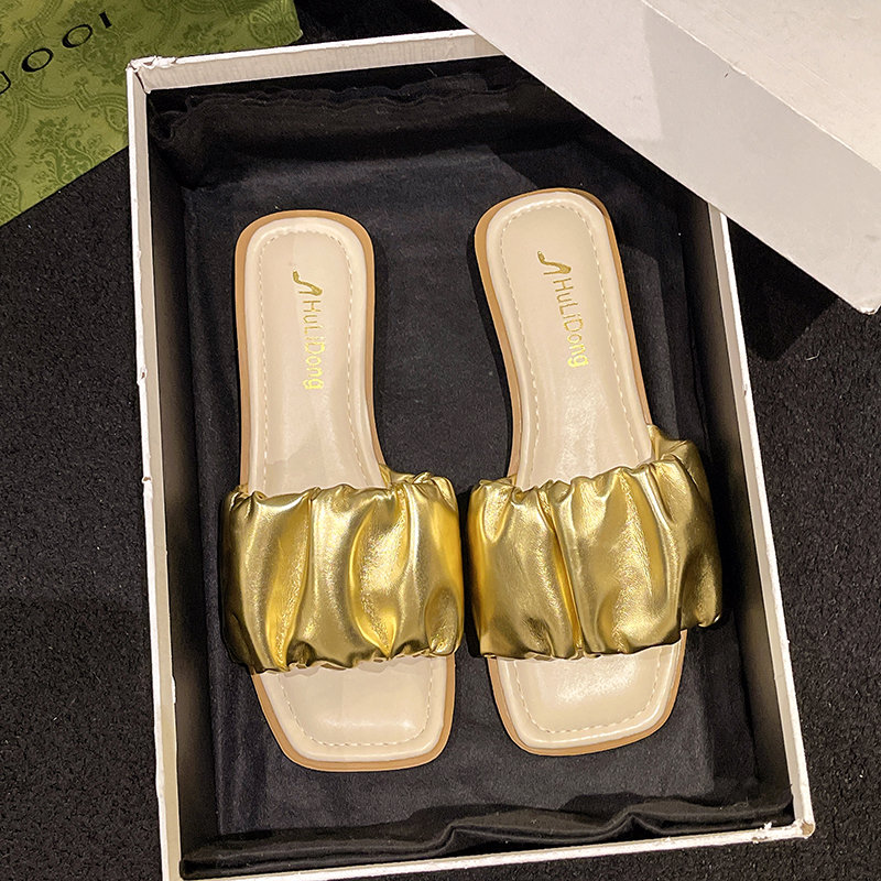 New designer slippers Slippers for women summer wear 2024 new pleated fairy style flat bottomed straight drag French low heeled beach sandals