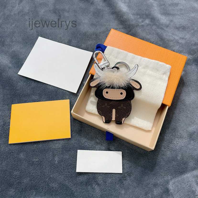 Designer Jewelrys Retro Brand Designer Letter Keychain Brown for Men and Women Classic Key Ring Car Backpack Cellphone Pendant Cartoon Cow Printi