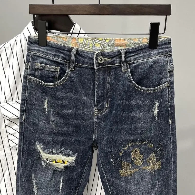 Tear and tear mens printed jeans broken graphic holes casual softness of Trouser K-pop style regular gothic bag mens jeans 240921
