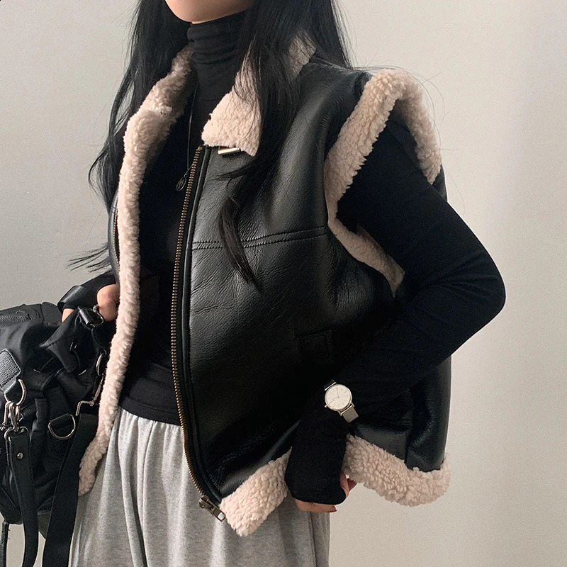 Vintage Pu Leather Vest Women Lamb Wool Sleeveless Jackets Black Waistcoat Winter Streetwear Motorcycle Coats Patchwork Outwear 240918