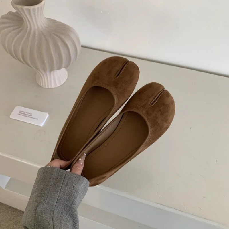 Fashion Mary Jane Flats Shoes Women Tabi Ninja Moccasins Round Split Toe Suede Pumps Autumn Footwear Mujer 240921