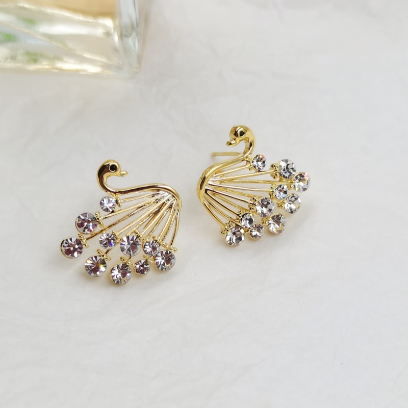 Earring swan shaped zirconium stud earrings with gold-plated copper body and design for high quality and luxury earrings