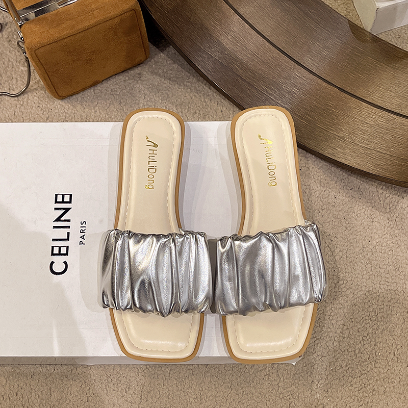 New designer slippers Slippers for women summer wear 2024 new pleated fairy style flat bottomed straight drag French low heeled beach sandals