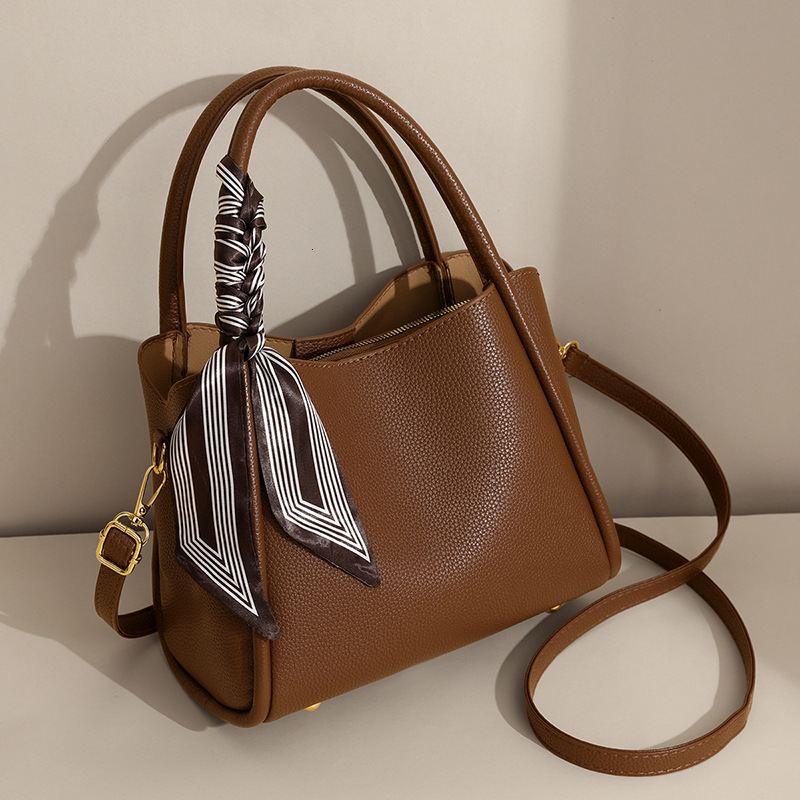 Designer's light luxury high-end texture handbag 2025 new vegetable basket fashion shoulder bag crossover bucket bag with zipper crossbody bag