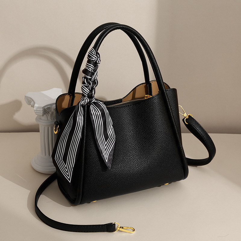 Designer's light luxury high-end texture handbag 2025 new vegetable basket fashion shoulder bag crossover bucket bag with zipper crossbody bag