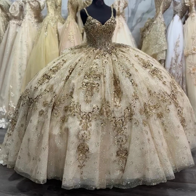Luxury Light Champagne Quinceanera Dresses Ball Gown Spaghetti Strap Gold Applique Lace Beads Tull Birthday Party Sweet 16 Vestidos 15 De Xv