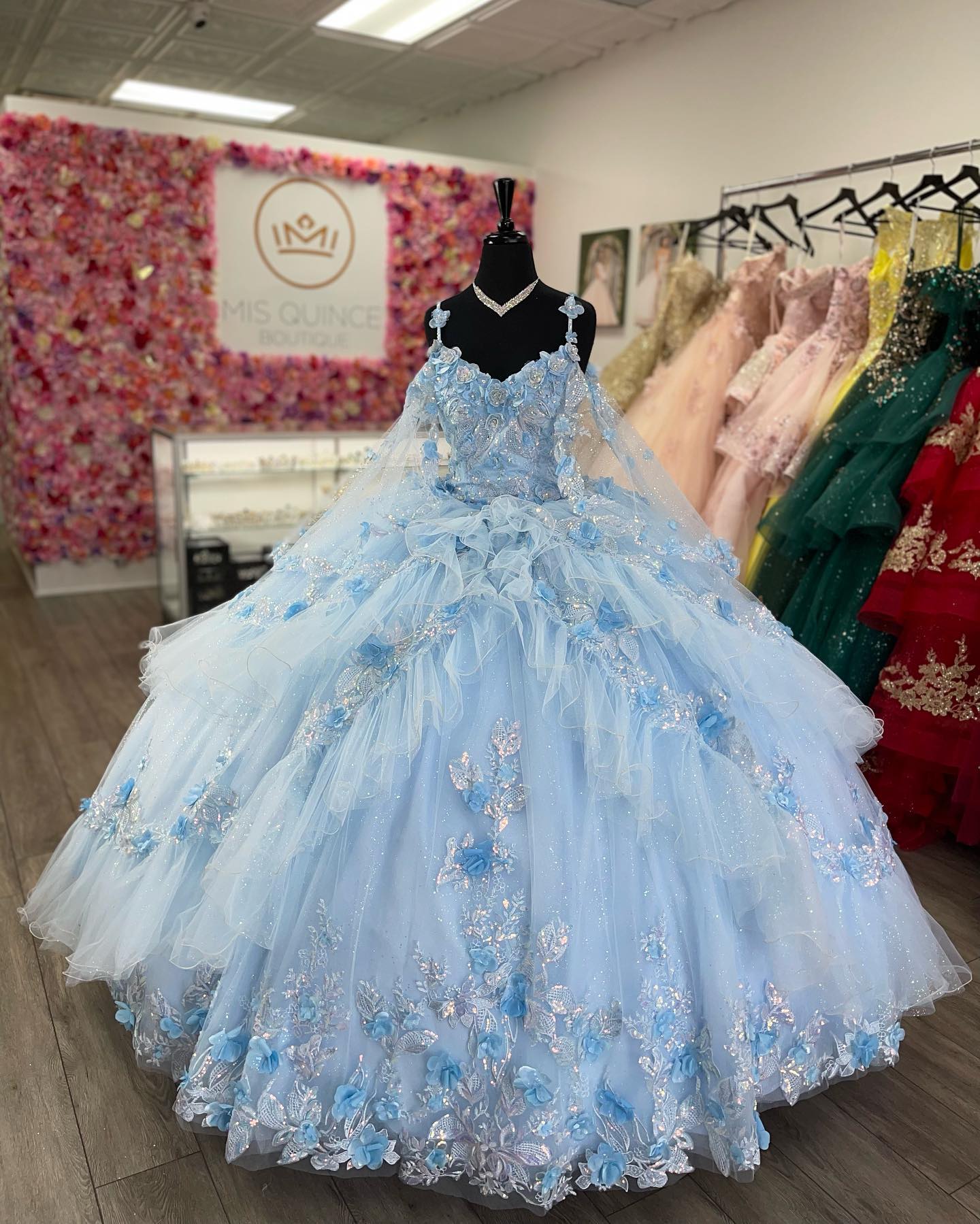 Stunning Ball Gown Sequined Quinceanera Dresses Appliqued Tiered Prom Gowns Beaded V Necke Sixteen Sweet 15 Tulle Masquerade Dress 0219