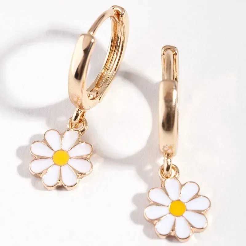 Cute Korean style daisy flower stud earrings suitable for girls sweet statement asymmetrical earrings party jewelry gifts W240923