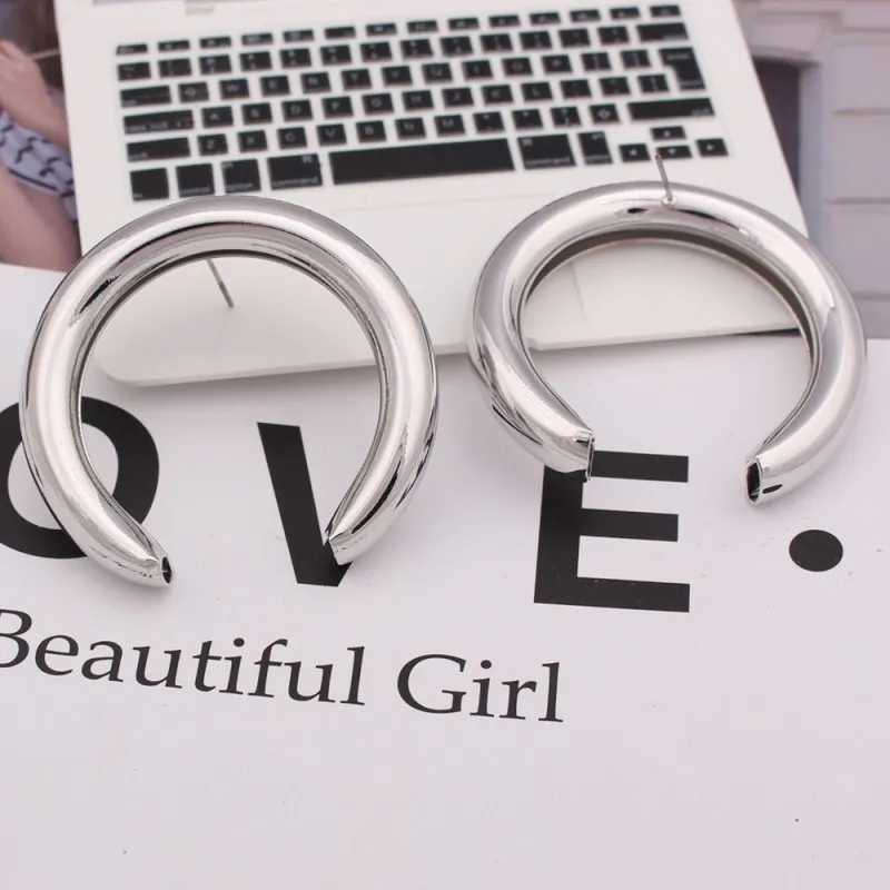 Fashionable and unique circular metal pendant earrings womens retro geometric pattern pendant earrings jewelry W240923