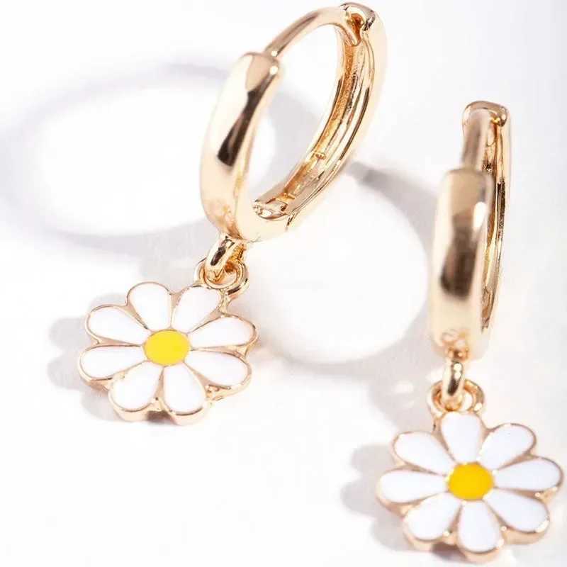 Cute Korean style daisy flower stud earrings suitable for girls sweet statement asymmetrical earrings party jewelry gifts W240923