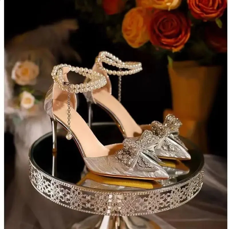 Summer Fashion Pointed Toe Sandals Womens Rhie Pearl Butterfly Gold Sier High Heels Party Wedding Plus Size Shoes dh5885370
