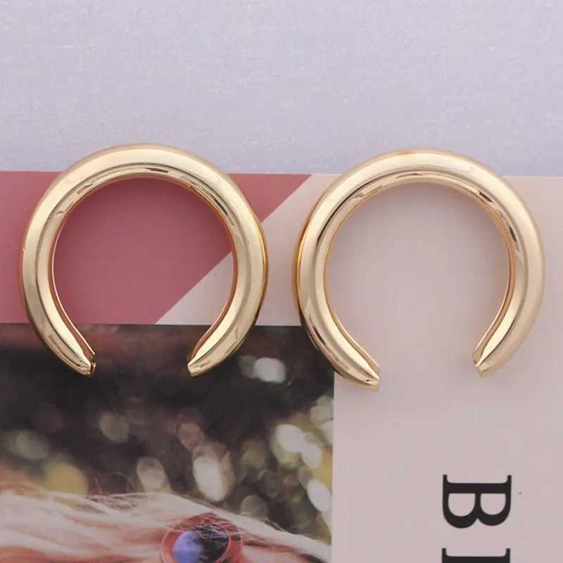 Fashionable and unique circular metal pendant earrings womens retro geometric pattern pendant earrings jewelry W240923