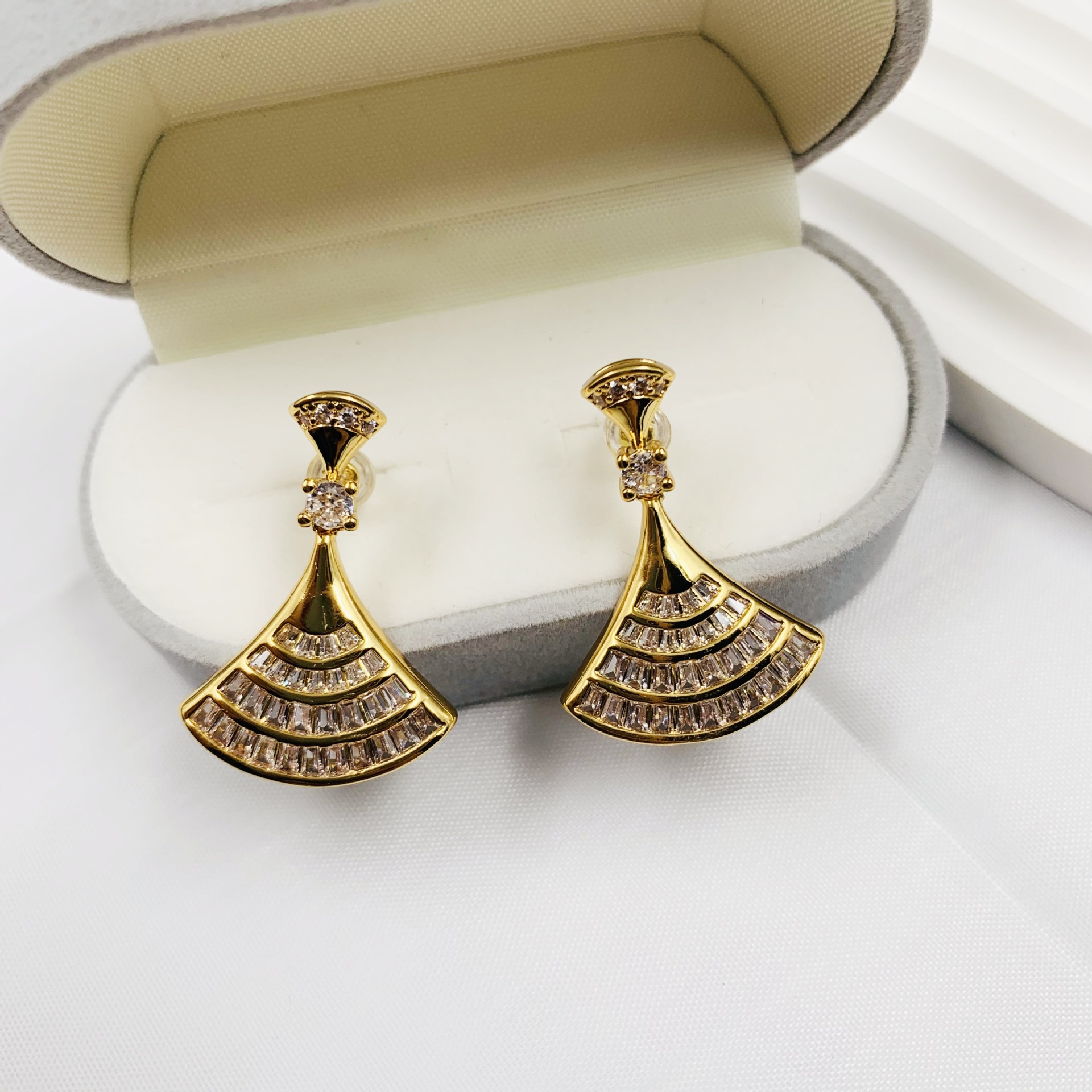 Designer Earring Scalloped Diamond Stud Earrings Micro Zirconium French Temperament Commuter Earrings