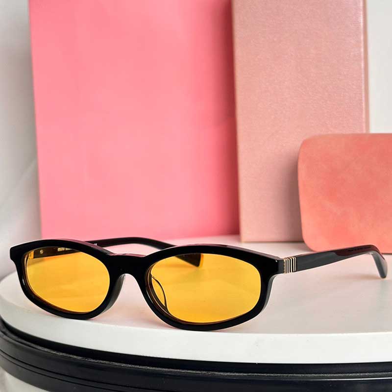 Designer Regal Sunglasses Luxury Women Small Frame Cat Eye Sunglasses Black Acetate Thin Frame Yellow Lens 100% UV Protection Casual Womens Travel Glasses