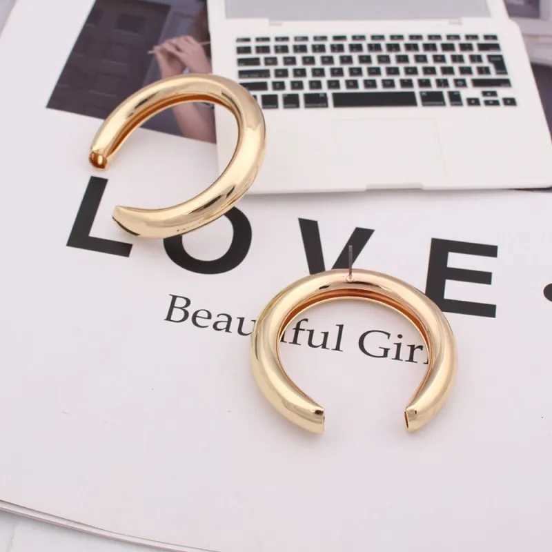 Fashionable and unique circular metal pendant earrings womens retro geometric pattern pendant earrings jewelry W240923