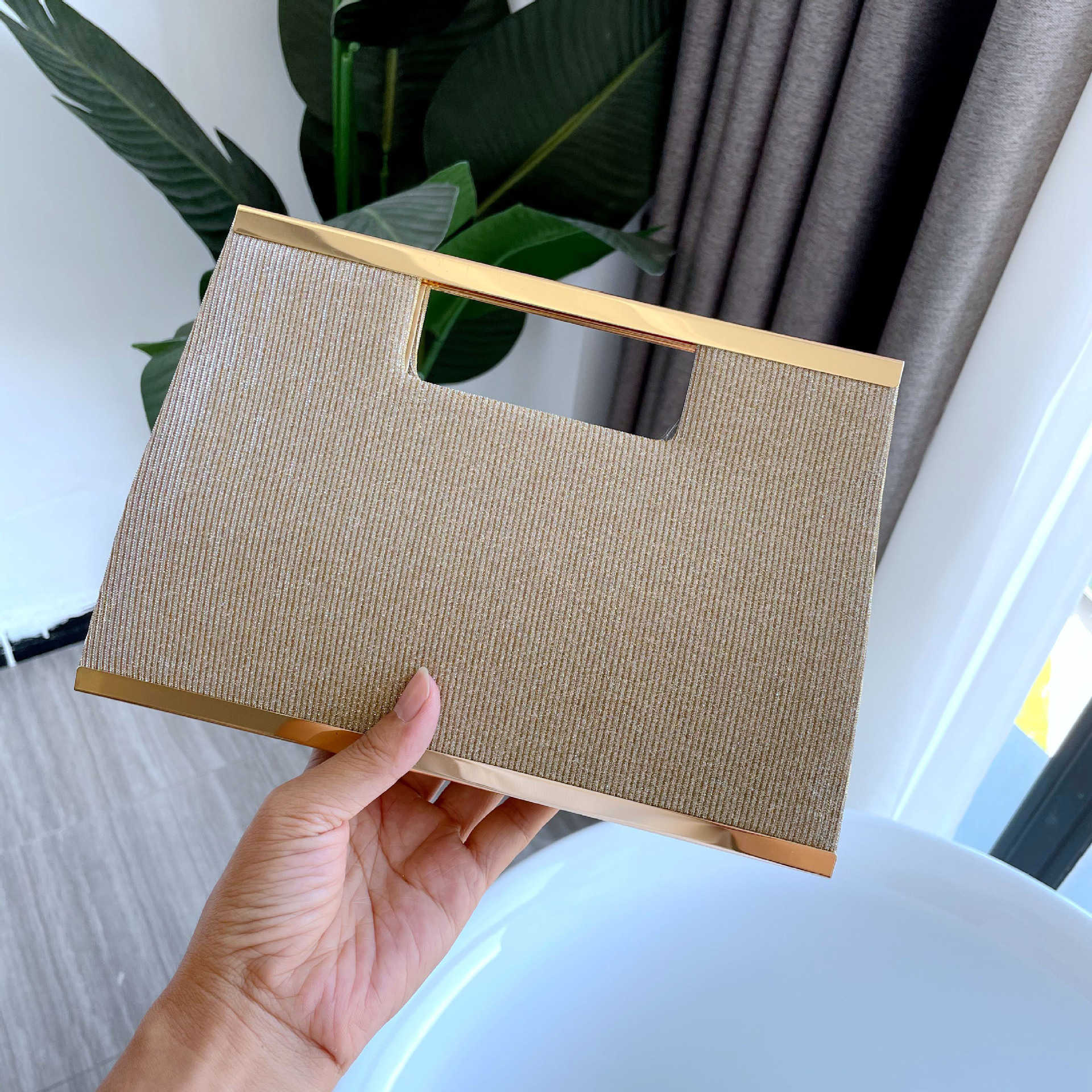 Clutch Bag Portable Small Square Bag Shiny Dinner Temperament Hand Designer Bag Womens Banquet Bag Celebrity Cheongsam Dress Bag 240920