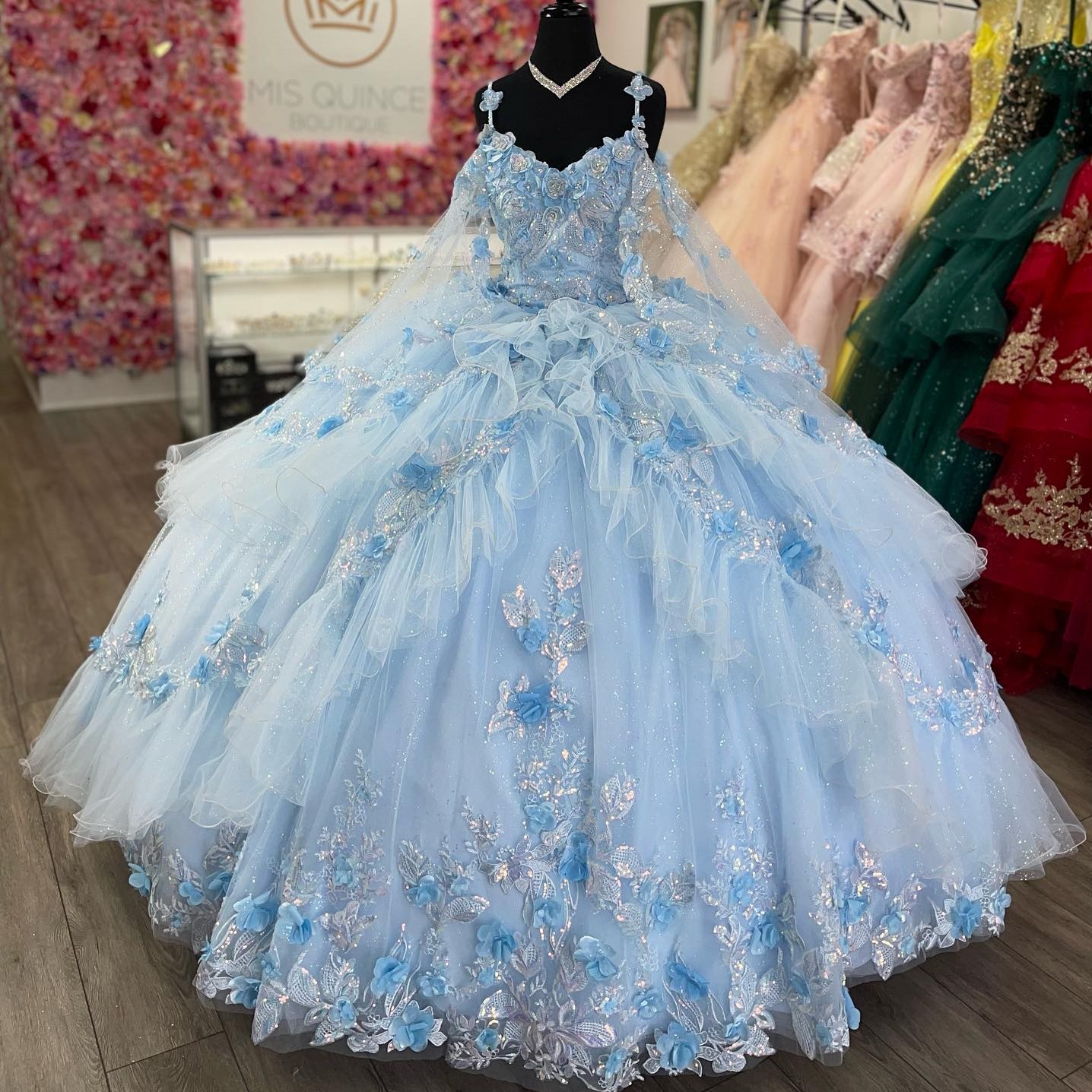 Stunning Ball Gown Sequined Quinceanera Dresses Appliqued Tiered Prom Gowns Beaded V Necke Sixteen Sweet 15 Tulle Masquerade Dress 0219