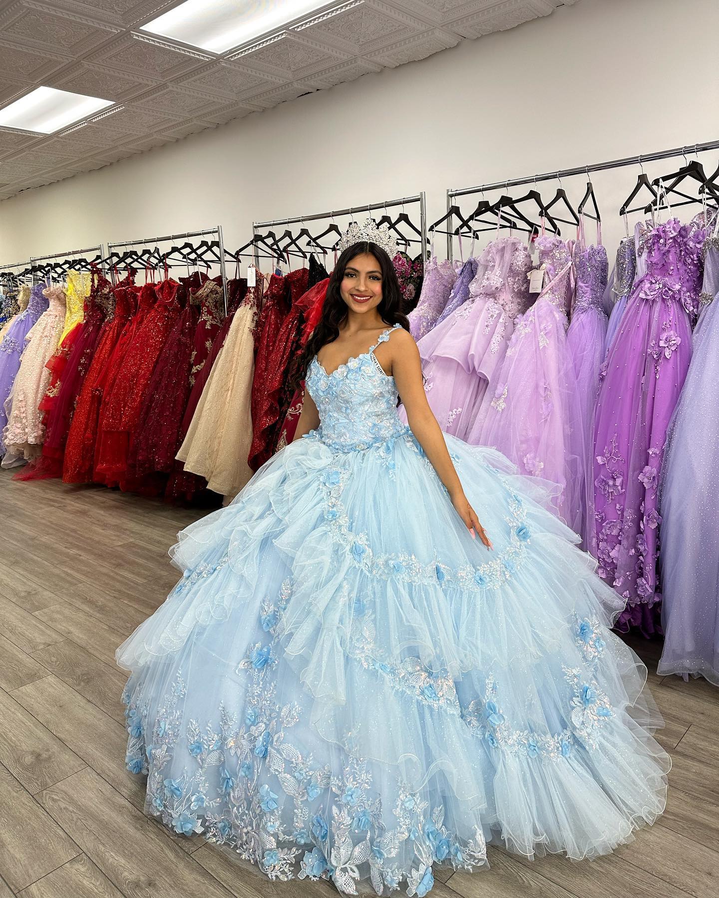Stunning Ball Gown Sequined Quinceanera Dresses Appliqued Tiered Prom Gowns Beaded V Necke Sixteen Sweet 15 Tulle Masquerade Dress 0219
