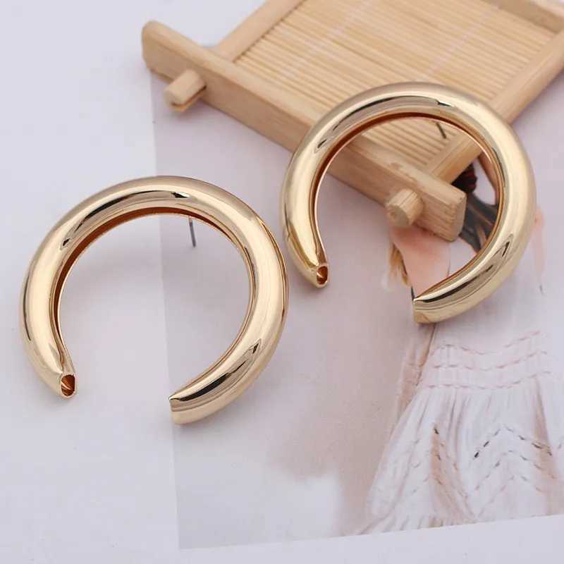 Fashionable and unique circular metal pendant earrings womens retro geometric pattern pendant earrings jewelry W240923