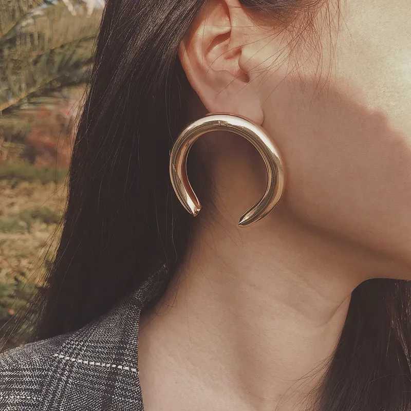 Fashionable and unique circular metal pendant earrings womens retro geometric pattern pendant earrings jewelry W240923