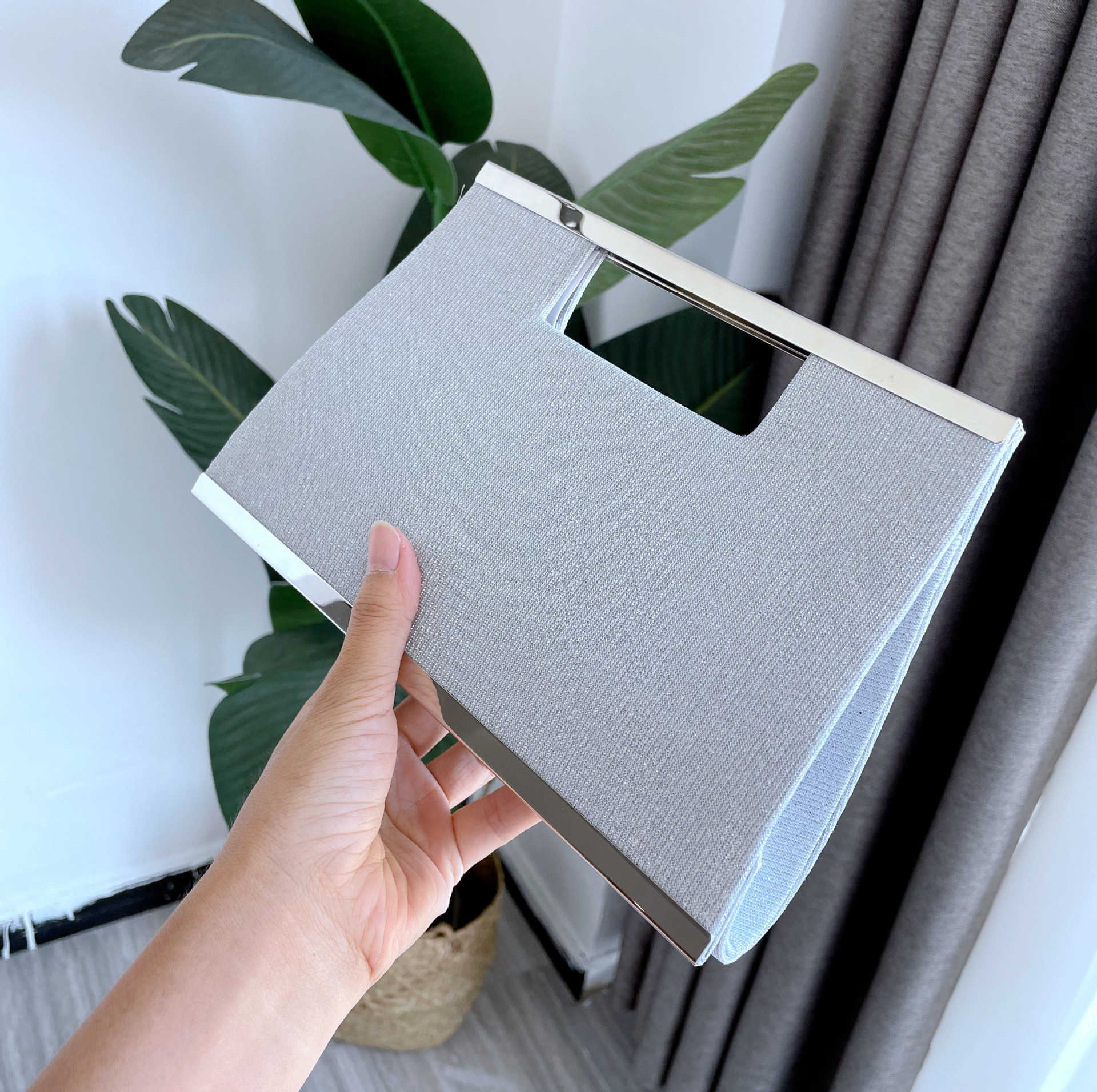 Clutch Bag Portable Small Square Bag Shiny Dinner Temperament Hand Designer Bag Womens Banquet Bag Celebrity Cheongsam Dress Bag 240920