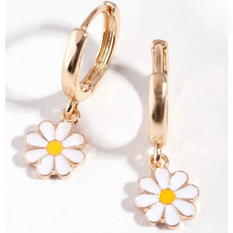 Cute Korean style daisy flower stud earrings suitable for girls sweet statement asymmetrical earrings party jewelry gifts W240923