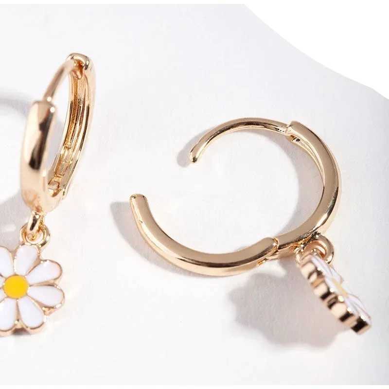 Cute Korean style daisy flower stud earrings suitable for girls sweet statement asymmetrical earrings party jewelry gifts W240923