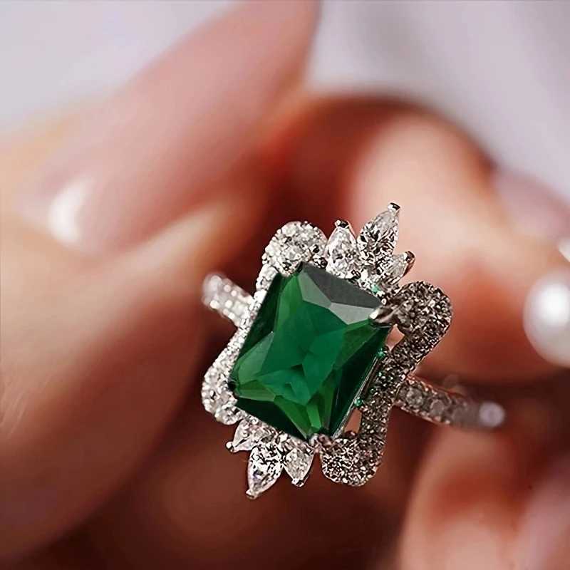 Huitan Noble Green Cubic Zirconia Womens Ring Wedding Anniversary Party Silver Elegant Womens Ring New Trend Jewelry W240925