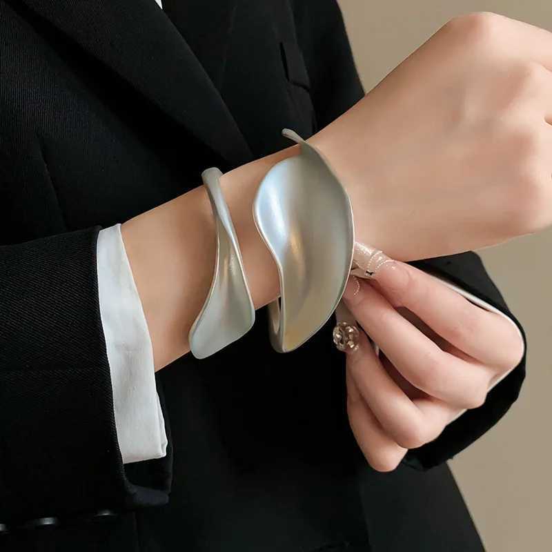 Vintage Frosted Metal Leaf Opening Bangles for Women Punk Gold Silver Color Metal Wide Cuff Bracelets Hiphop Jewelry GiftX240925