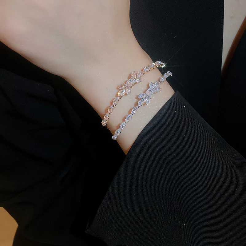 2024 New Korean Exquisite Shining Crystal Bowknot Opening Bracelet Simple Fashion Sweet Senior Bracelet Elegant Women JewelryX240925