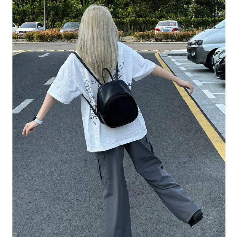 2024 new designer backpack, new Korean niche large capacity casual backpack, simple women's commuting women's soft leather bag