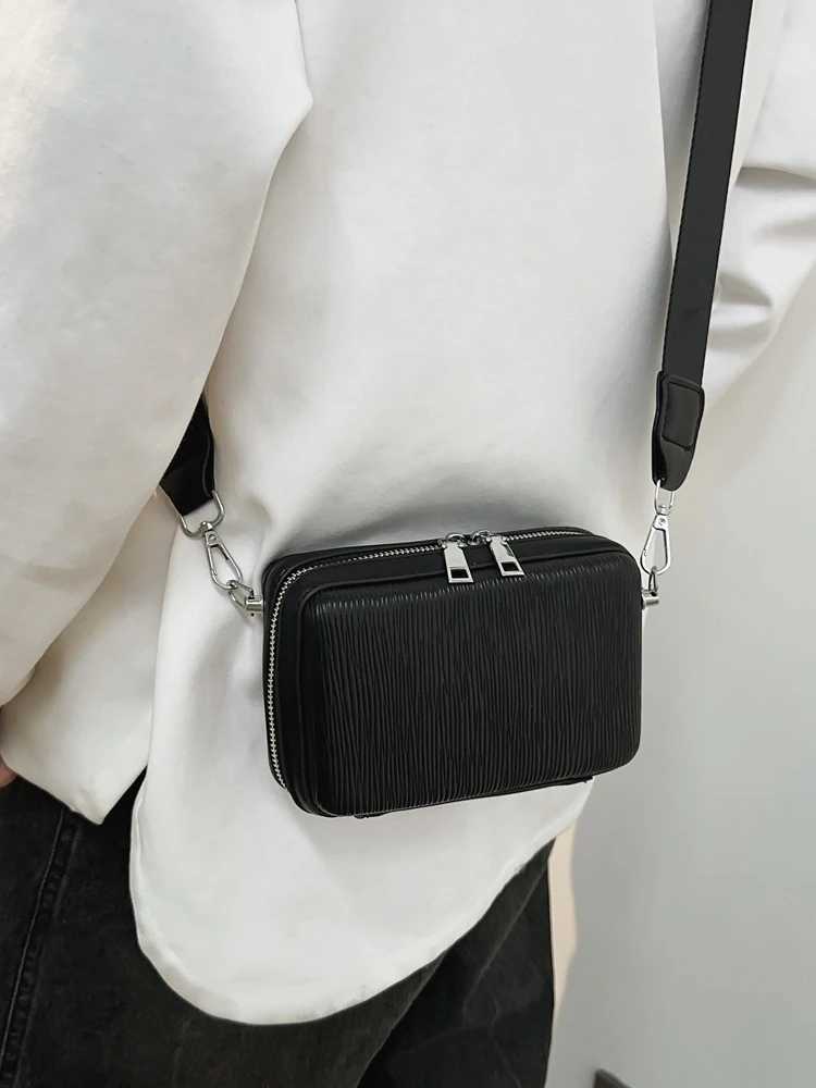 2024 Spring Mens Bag Fiable and Simple Crossbody Bag Trendy and Persalized Shoulder Bag Couple Style Unisex Z240924