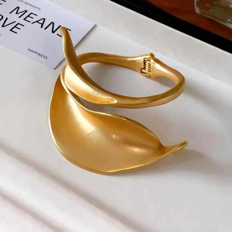 Vintage Frosted Metal Leaf Opening Bangles for Women Punk Gold Silver Color Metal Wide Cuff Bracelets Hiphop Jewelry GiftX240925