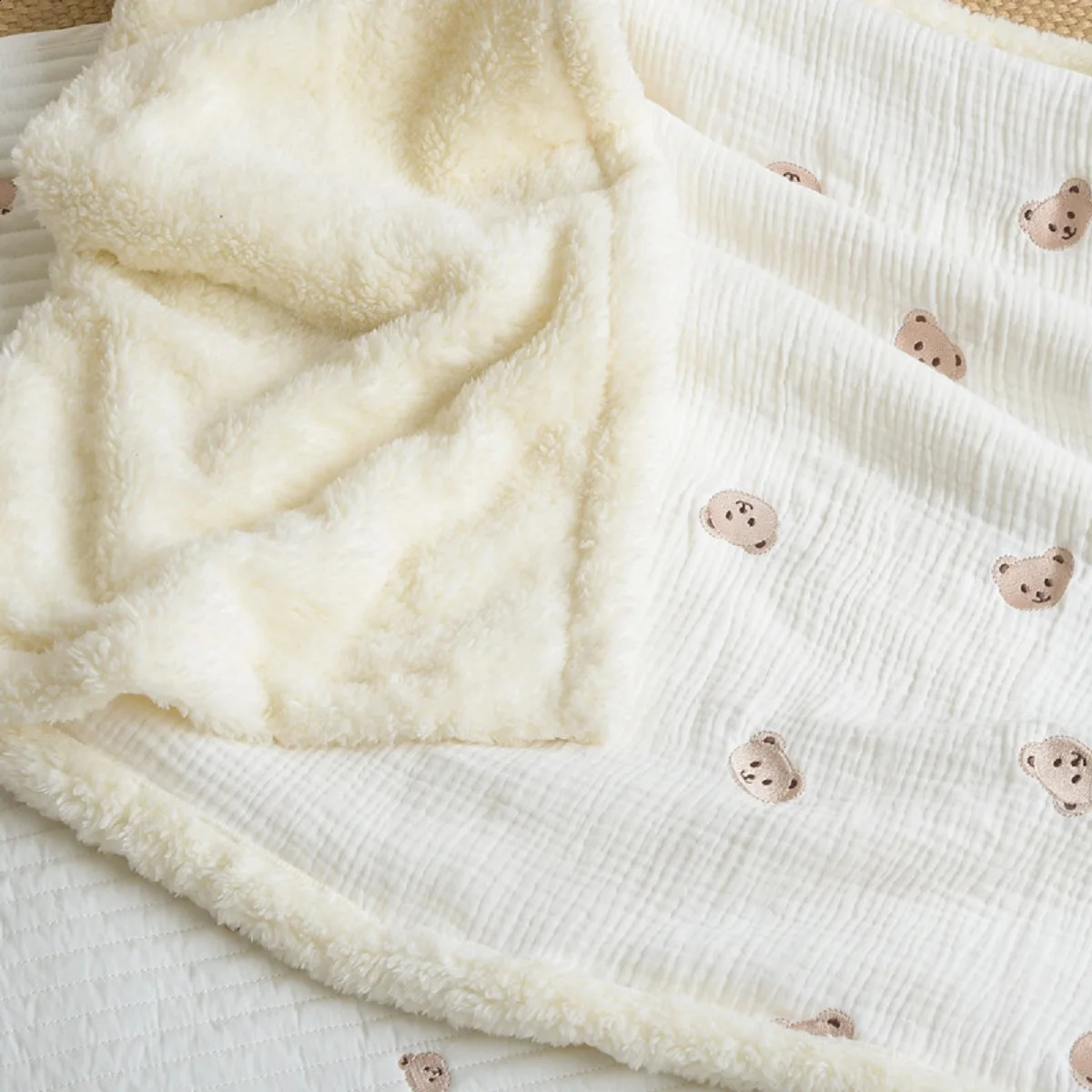 Thicken autumn and winter baby comfort blanket born blanket embroidered pattern blanket 240920