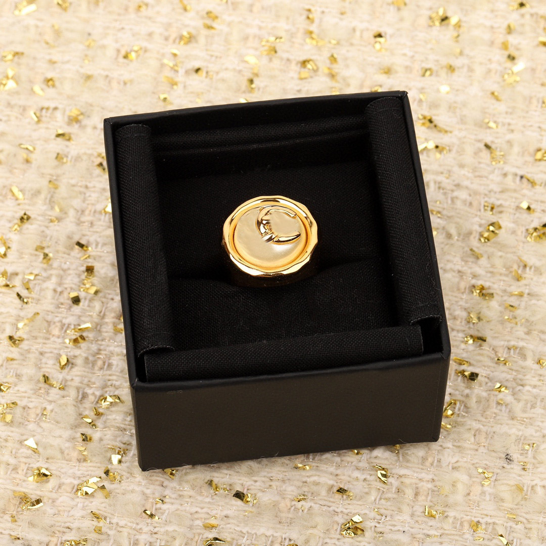 2024 Luxury quality charm punk band ring with white shell beads in 18k gold plated have stamp box PS6496