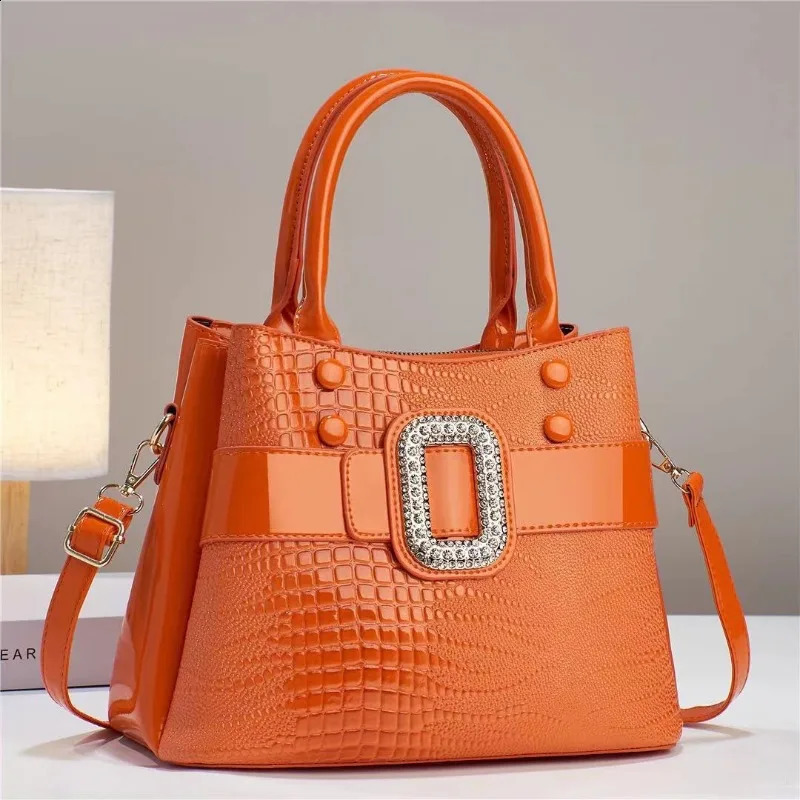 New free shipping designer bag 2024 Bright Leather Handbag Large Capacity Cross Single Shoulder er Womens Bag 240923
