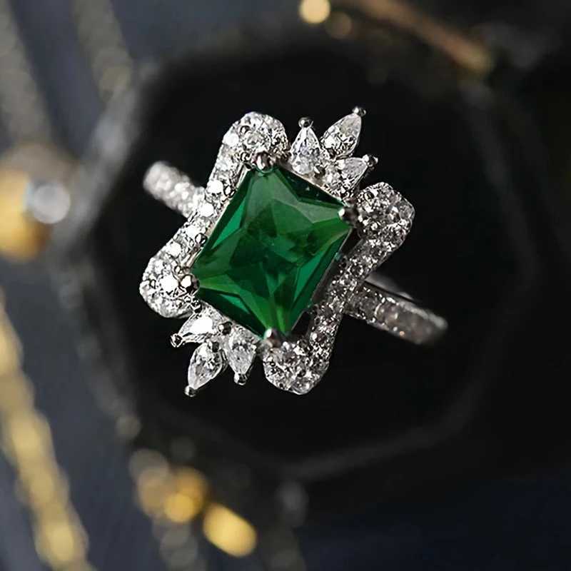 Huitan Noble Green Cubic Zirconia Womens Ring Wedding Anniversary Party Silver Elegant Womens Ring New Trend Jewelry W240925