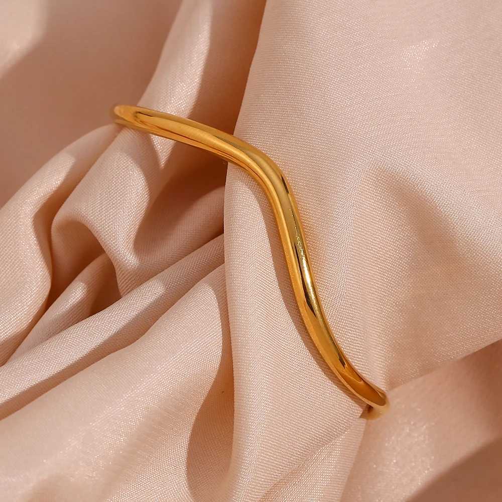 E.B.belle 2023 New in Holiday Beach Accessories Waterproof Wave Shape Cuff Bracelet for Woman Stainless Steel Bangles BraceletsX240925