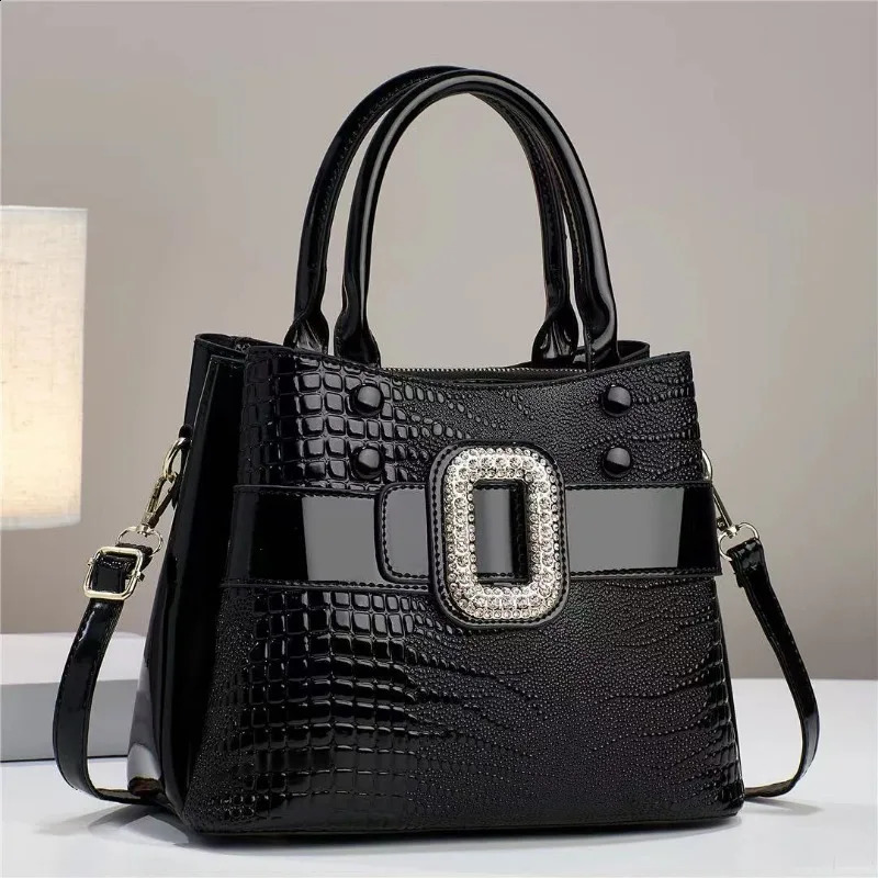 New free shipping designer bag 2024 Bright Leather Handbag Large Capacity Cross Single Shoulder er Womens Bag 240923