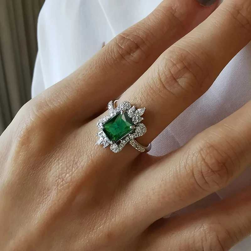 Huitan Noble Green Cubic Zirconia Womens Ring Wedding Anniversary Party Silver Elegant Womens Ring New Trend Jewelry W240925