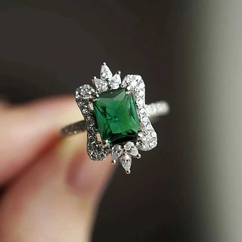 Huitan Noble Green Cubic Zirconia Womens Ring Wedding Anniversary Party Silver Elegant Womens Ring New Trend Jewelry W240925