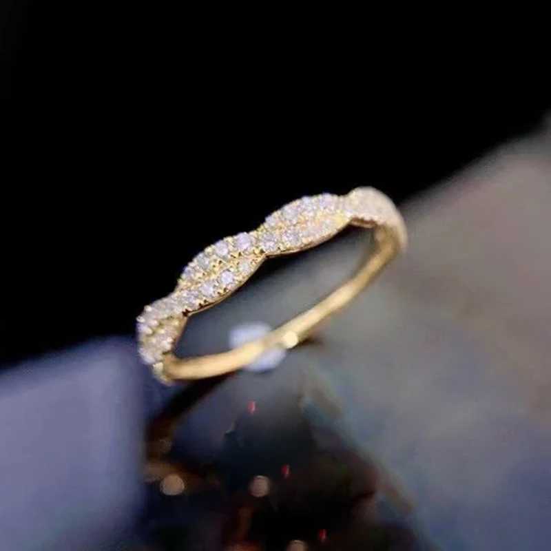 Huitan Exquisite Womens Twisted Band Ring with Sparkling Cubic Zirconia Declaration Womens Wedding Jewelry W240925