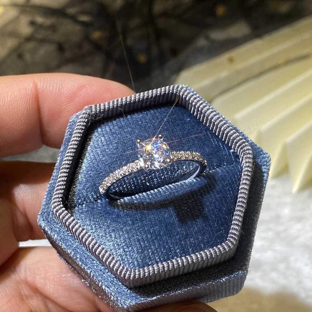 Huitan Classic 4-Claw Design Round Zirconia Womens Wedding Engagement Ring in 3 Colors Available Low Key Bridal Jewelry Hot Selling W240925