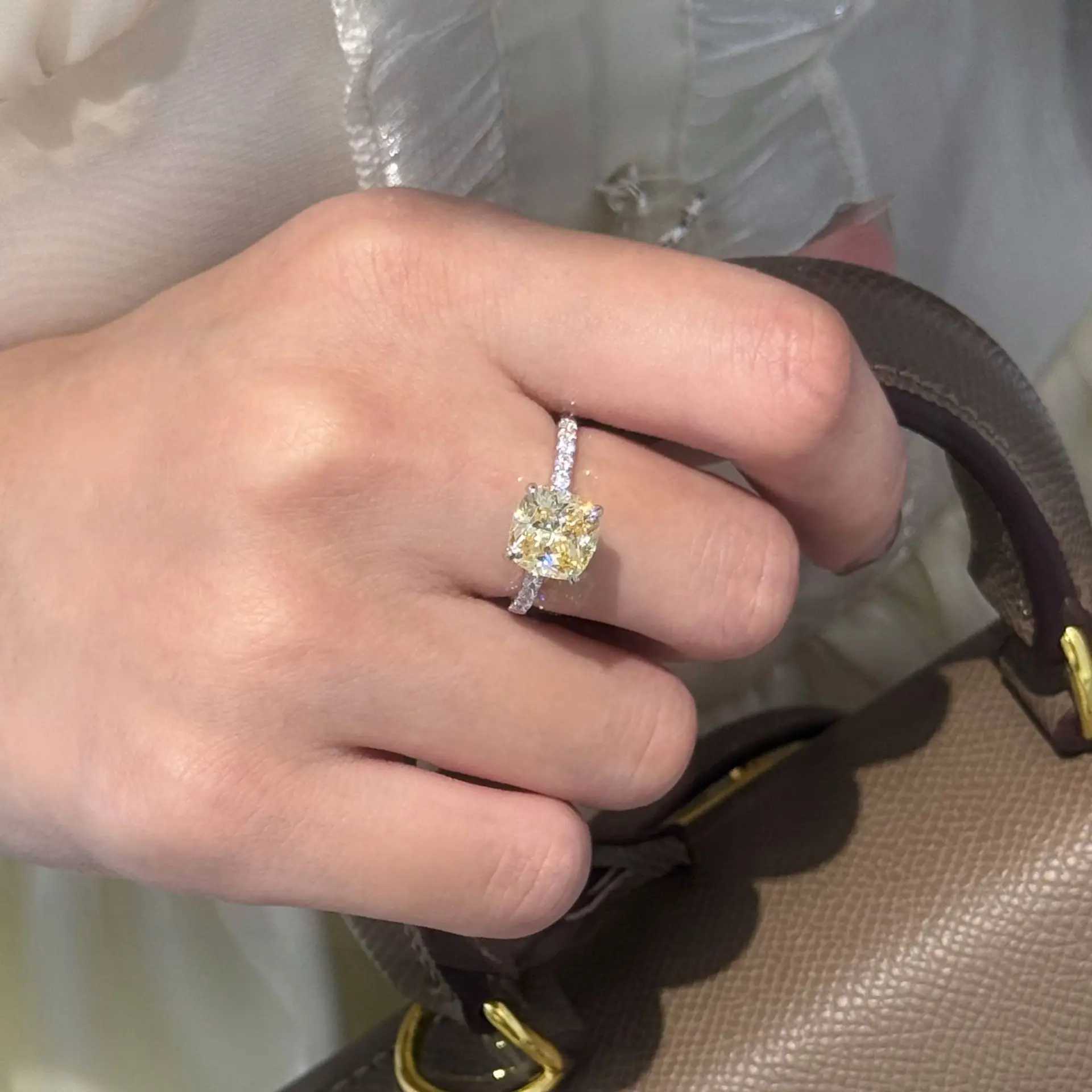 PT950 Womens White Gold Ring 2.5-carat Soft Cushioned Pink Diamond Four Claw Womens Ring Goddess White Gold Ring W240925