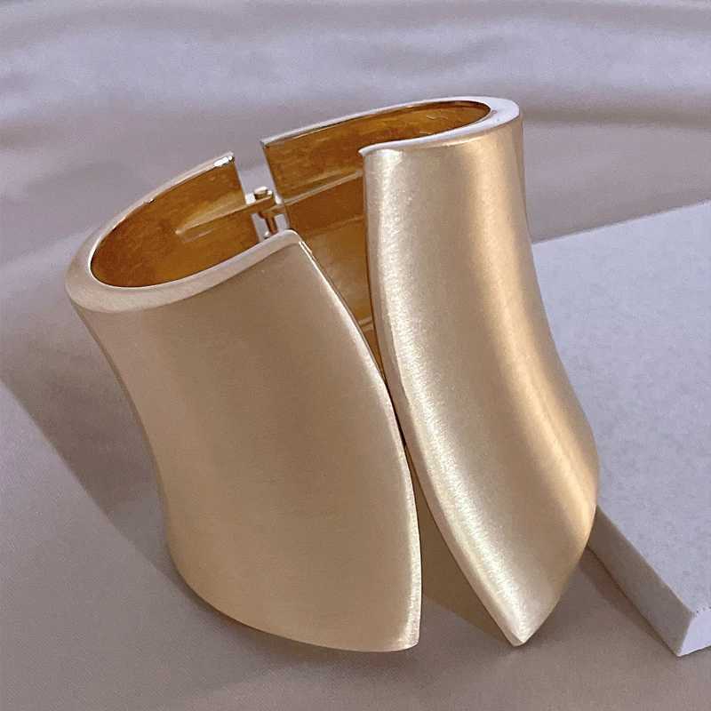 Exaggerated Chunky Heavy Metal Bracelet Bangle for Women Punk Goth Irregular Wide Gold Color Open Bracelet Party Jewelry BijouxX240925