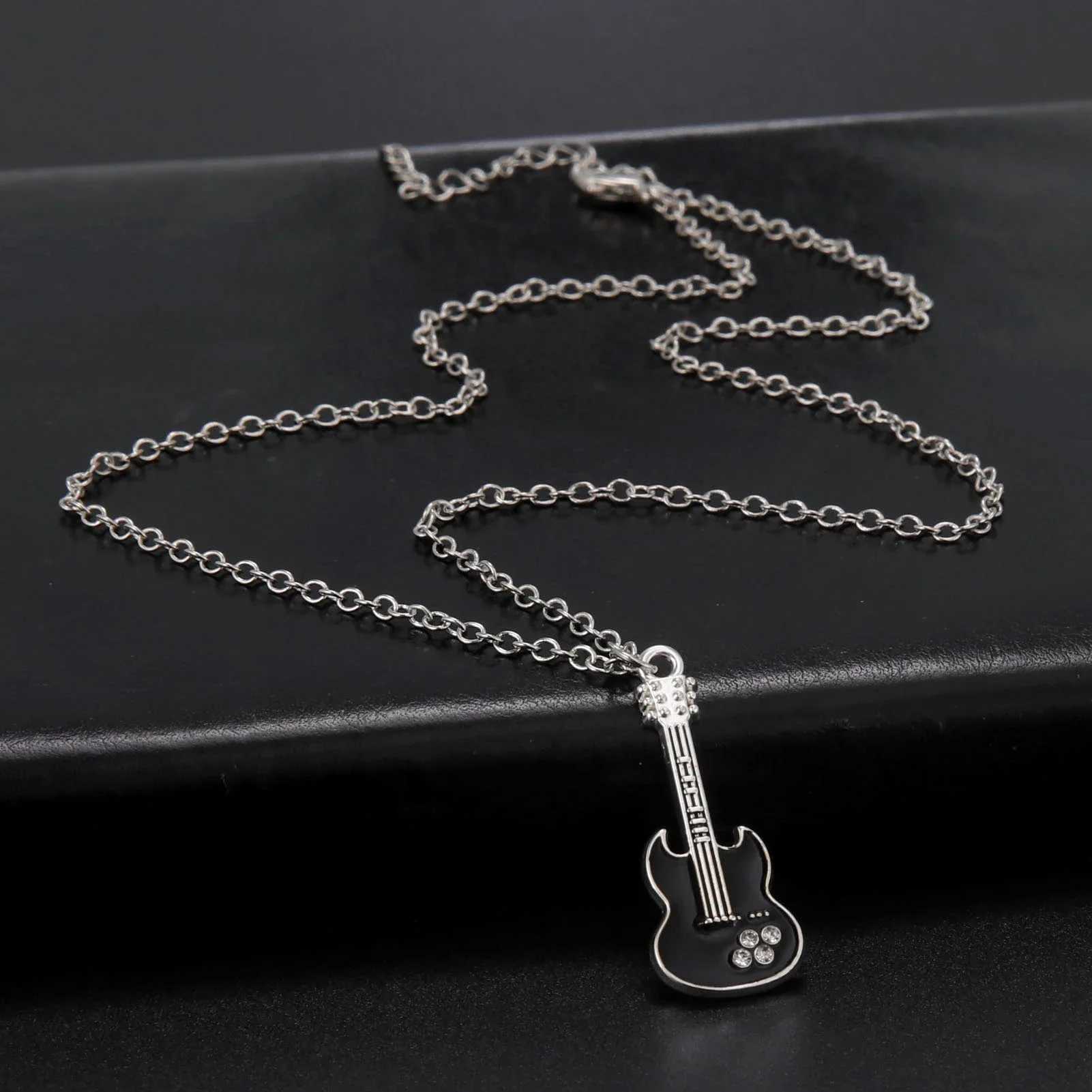 Skyrim Electric Guitar Necklace Music Black Enamel Chain Rock Pop Classic Crystal Zircon Gift Mens and Womens JewelryX240924