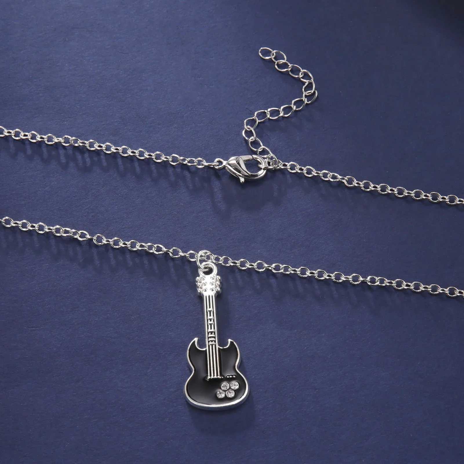 Skyrim Electric Guitar Necklace Music Black Enamel Chain Rock Pop Classic Crystal Zircon Gift Mens and Womens JewelryX240924