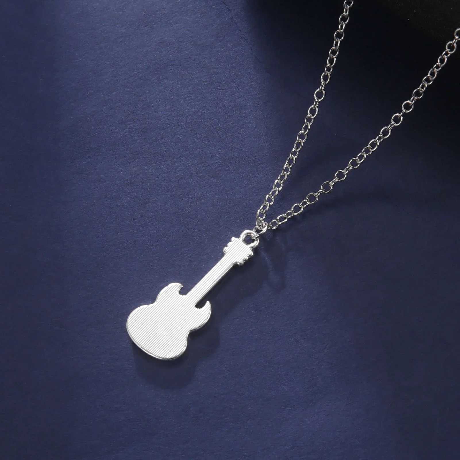 Skyrim Electric Guitar Necklace Music Black Enamel Chain Rock Pop Classic Crystal Zircon Gift Mens and Womens JewelryX240924