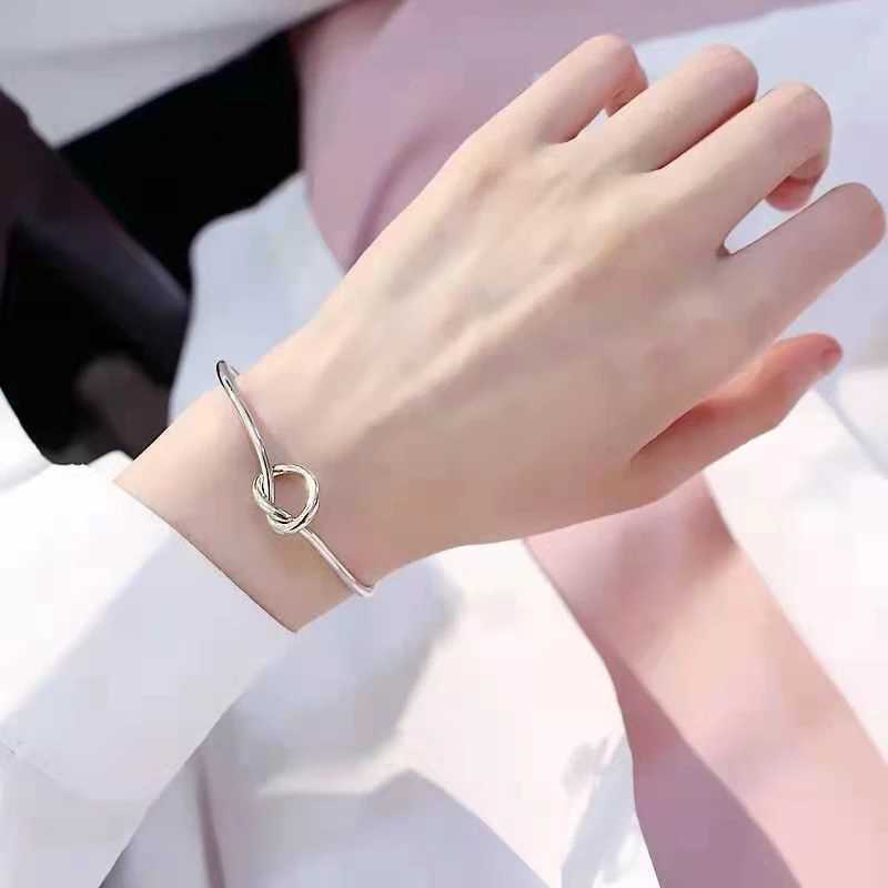 New Open Cuff Womens Bangles Gold Color Kont Design Bracelets on Hand Punk Personality Metal Bangles Hand Decoration WholesaleX240925