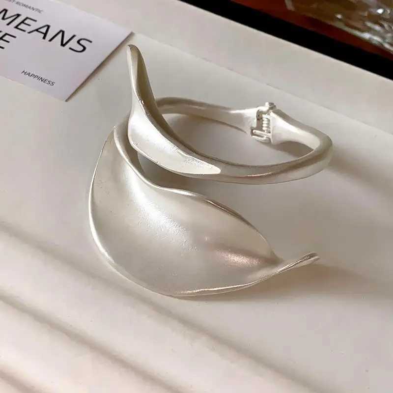 Vintage Frosted Metal Leaf Opening Bangles for Women Punk Gold Silver Color Metal Wide Cuff Bracelets Hiphop Jewelry GiftX240925